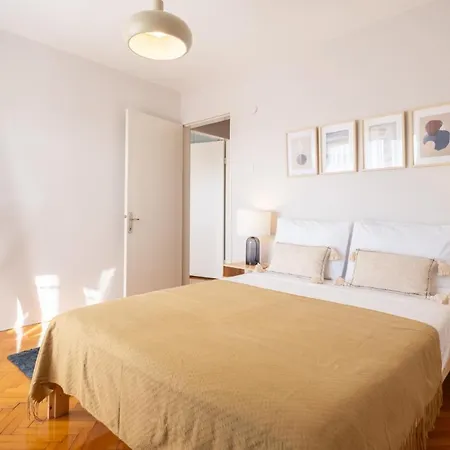 Sleek Flat With Sea View Balcony 2 Min To Coast 아파트 *