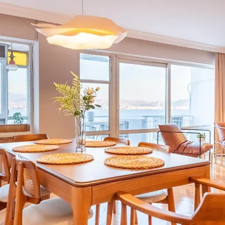 Sleek Flat With Sea View Balcony 2 Min To Coast 아파트