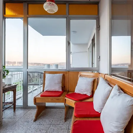 Sleek Flat With Sea View Balcony 2 Min To Coast Izmir